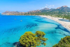 Una playa cerca, sillas reclinables de playa