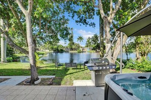 Exterior - Waterfront Newly Renovated 4 BR Home (Hollywood)