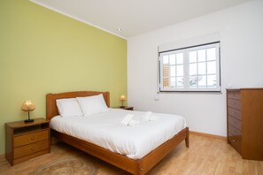 2 chambres, fer et planche à repasser, Wi-Fi, draps fournis