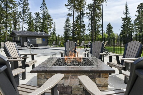 Unique 3800+ Sq. Ft. Lodge w/ Game Room, Open Plan, Hot Tub, and Clubhouse!