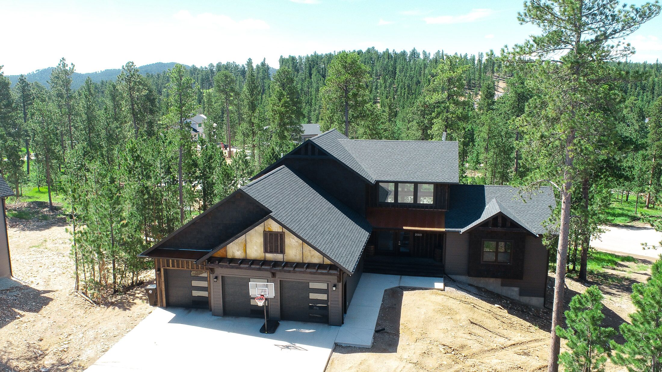 Unique 3800+ Sq. Ft. Lodge w/ Game Room, Open Plan, Hot Tub, and Clubhouse!