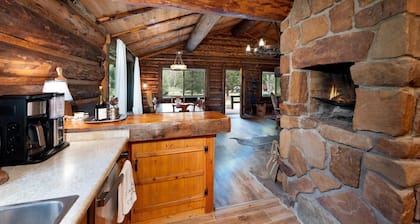 River Stone | Charming Log Cabin Near Florida River, 20 Min to Town, Dogs OK