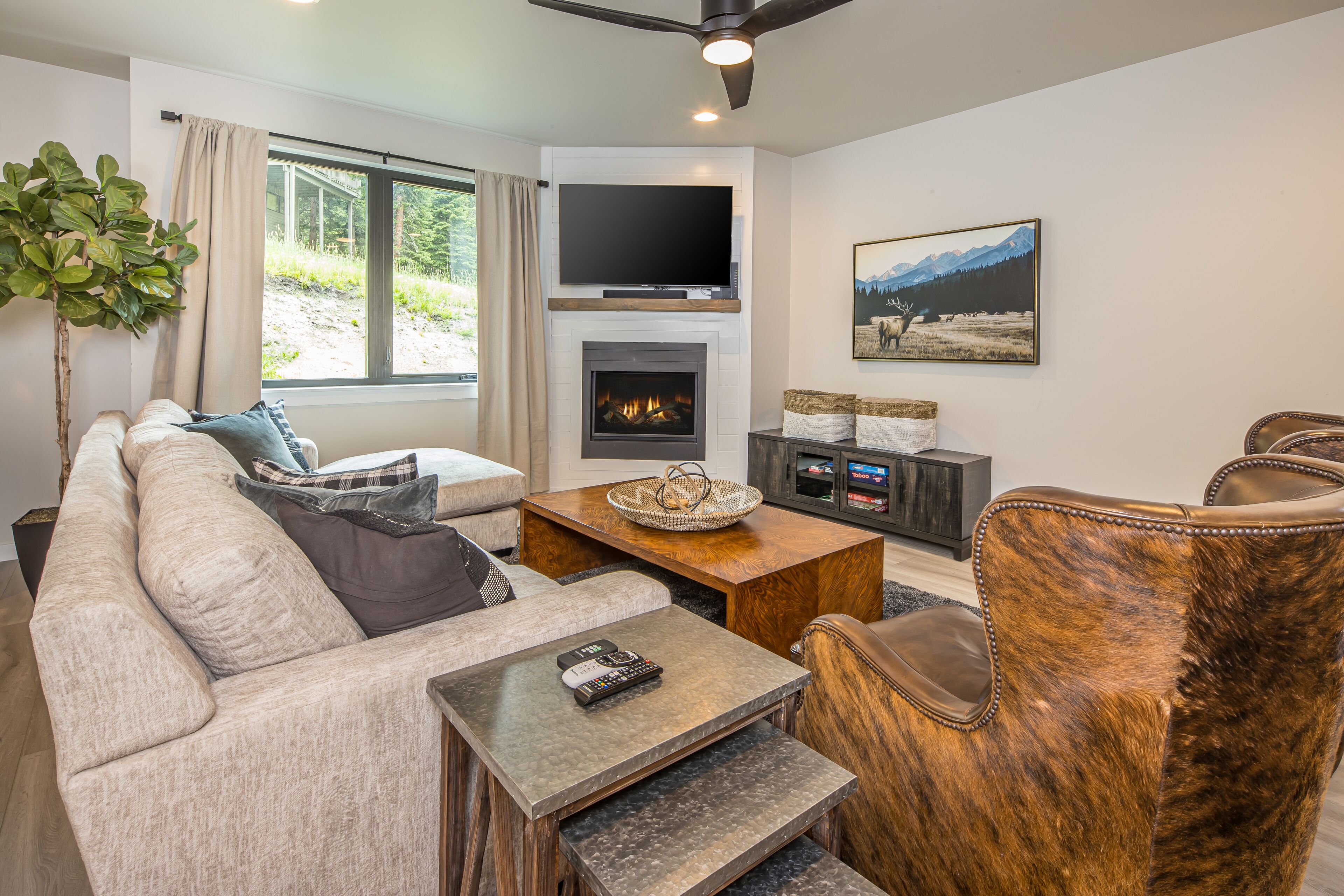 High-end home w/great views & fireplace - Modern Hidden Village Haven