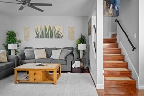 TV, fireplace, video library - Excellent Chandler Townhouse! Close to Downtown Chandler with Community Pool! (Chandler)