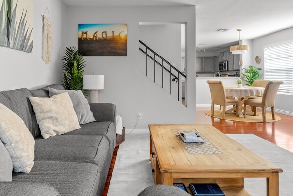 TV, fireplace, video library - Excellent Chandler Townhouse! Close to Downtown Chandler with Community Pool! (Chandler)