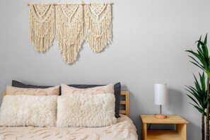 3 bedrooms, iron/ironing board, free WiFi, bed sheets - Excellent Chandler Townhouse! Close to Downtown Chandler with Community Pool! (Chandler)