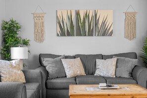 TV, fireplace, video library - Excellent Chandler Townhouse! Close to Downtown Chandler with Community Pool! (Chandler)