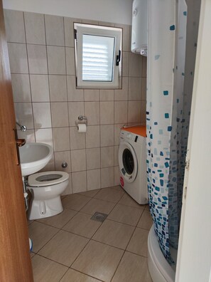 House (Four Bedroom Holiday Home with Terrac) | Bathroom | Shower, towels
