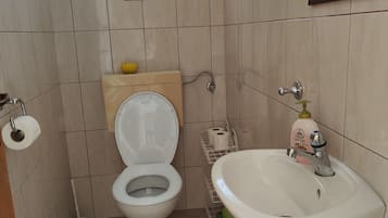 House (Four Bedroom Holiday Home with Terrac) | Bathroom