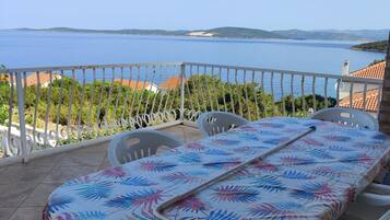 House (Four Bedroom Holiday Home with Terrac) | Terrace/patio