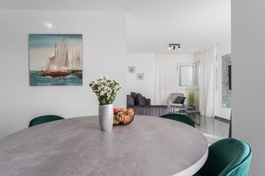 Apartment (Luxury Two Bedroom Apartment with Ter) | Dining room