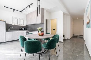 Apartment (Luxury Two Bedroom Apartment with Ter) | Dining room