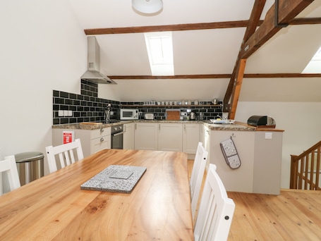 Refrigerador, lavavajillas, tetera/pava eléctrica, tostadora