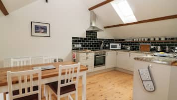 Cottage | Private kitchen | Fridge, dishwasher, electric kettle, toaster