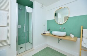 Douche, sèche-cheveux, bidet, serviettes fournies