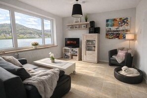 Smart TV, livros, aparelho de som