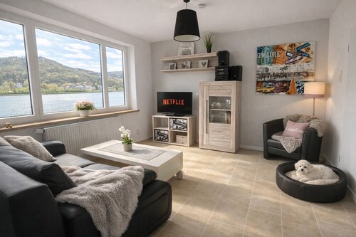 Ferienwohnung direkt am Rhein – Wasserblick & hundefreundlich, nahe Loreley