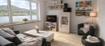 Neu Renovierte Moderne Wohnung am Rhein mit Garten u Burgblick