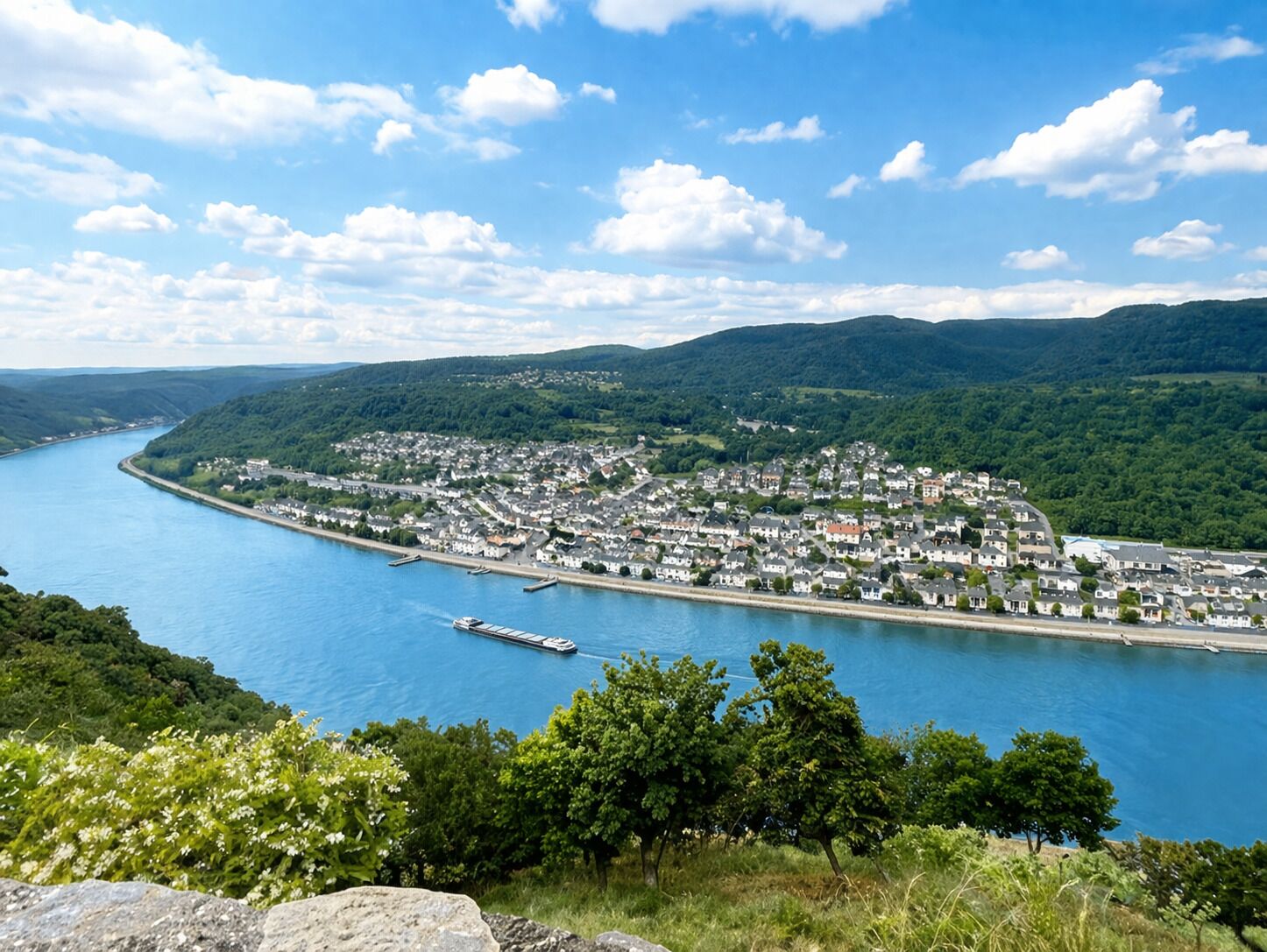 Une ville côtière traversée par une rivière, avec des immeubles d’habitation et un pont.