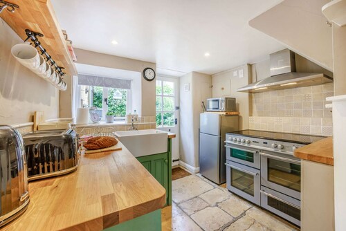 Traditional Cotswold stone cottage sleeps 7 guests in 3 bedrooms - Little Mullions