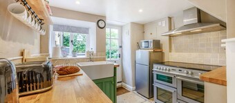 Traditional Cotswold stone cottage sleeps 7 guests in 3 bedrooms - Little Mullions