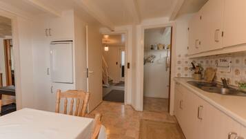 Cottage Tradisional | Dapur pribadi | Lemari es, oven, kompor, dan mesin pencuci piring