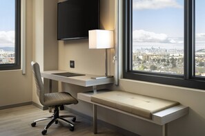 Premium bedding, in-room safe, individually decorated - AC Hotel by Marriott Oakland Downtown (Oakland)