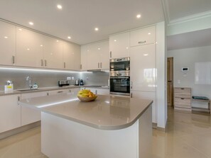 Fridge, microwave, oven, stovetop - Casa Makin at Boa Vista Golf Resort, Bayview Village (Lagos)