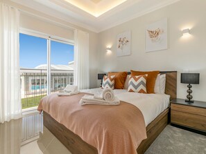 4 bedrooms, iron/ironing board, travel crib, WiFi - Casa Makin at Boa Vista Golf Resort, Bayview Village (Lagos)