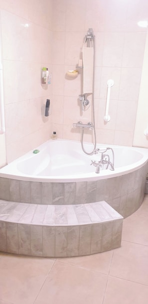 Huis | Badkamer | Een douche, een haardroger, handdoeken