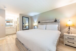 3 bedrooms, free WiFi, bed sheets - Updated Condo with Private Patio Looking Out to Pool in Lakeside Village! (Keystone)