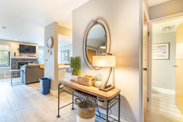 3 bedrooms, free WiFi, bed sheets - Updated Condo with Private Patio Looking Out to Pool in Lakeside Village! (Keystone)