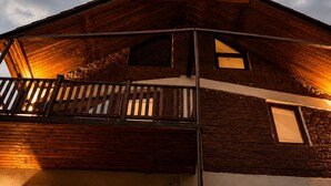 Un bâtiment à deux étages doté d’un balcon, d’une porte bien visible et de fenêtres.