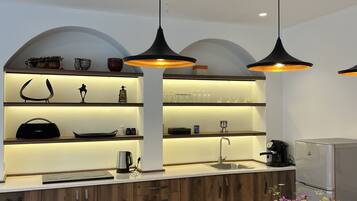 Réfrigérateur, plaque de cuisson, bouilloire électrique