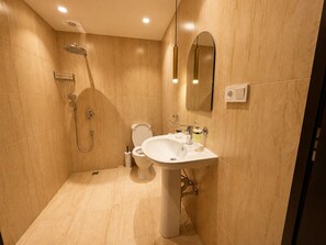 Shower, towels, soap, toilet paper - Dilijan Mountain View (Dilijan)