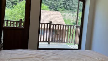 3 bedrooms, travel crib, free WiFi, bed sheets