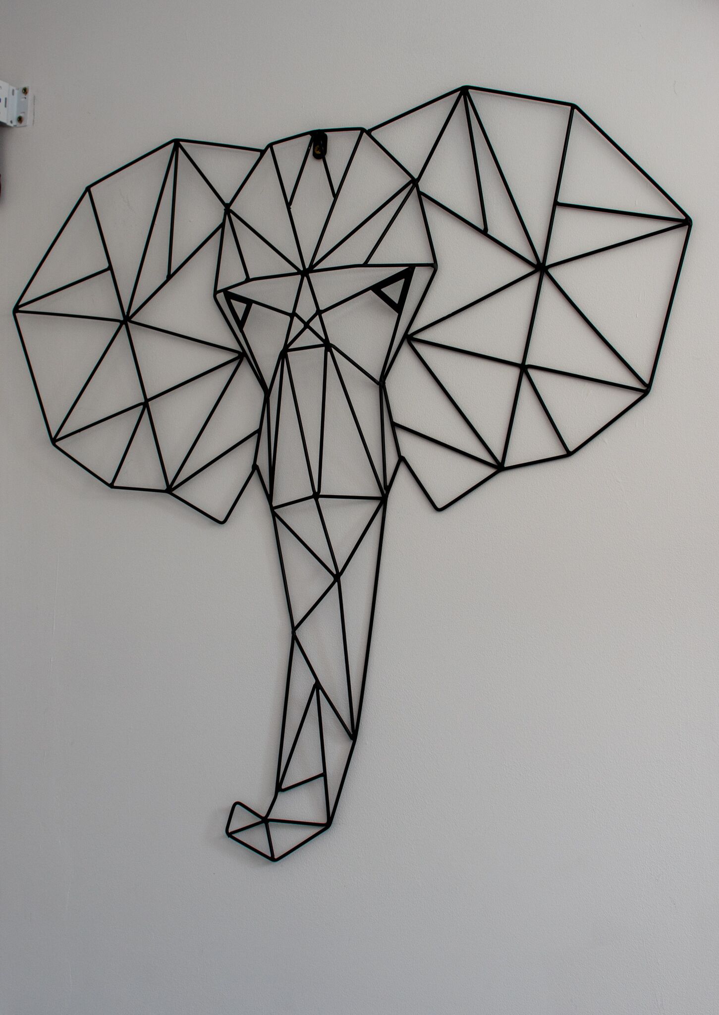 Geometrinen seinätaideteos, jonka aiheena on elefantti.