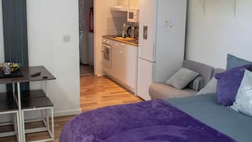 Luxury Apartment, Ensuite (Family Friendly) | Shared kitchen