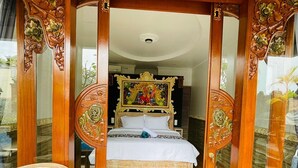 Phòng có thiết kế đặc sắc | Bộ đồ giường cao cấp, nệm Select Comfort, két bảo mật tại phòng 
