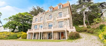 Garden level with sea view in the heart of Pléneuf