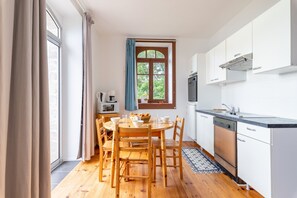 Kühlschrank, Mikrowelle, Ofen, Geschirrspüler