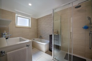 Baignoire, séchoir à cheveux, bidet, serviettes fournies