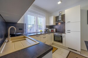 Kühlschrank, Mikrowelle, Ofen, Herdplatte