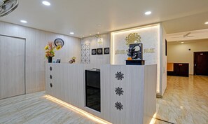 Reception - Itsy Hotels Flowers Park (Nashik)