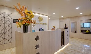 Reception - Itsy Hotels Flowers Park (Nashik)