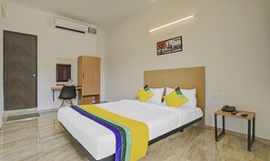 Standard Room | Desk, iron/ironing board - Itsy Hotels Flowers Park (Nashik)