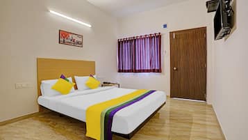 Escritorio y tabla de planchar con plancha