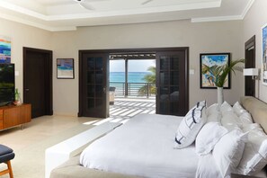 9 Schlafzimmer, Zimmersafe, Schreibtisch, Bügeleisen/Bügelbrett