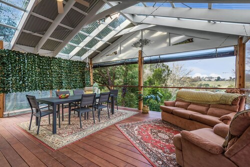 Family & Pet Friendly - walking distance to town