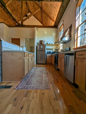 Jääkaappi, mikroaaltouuni, uuni, liesi